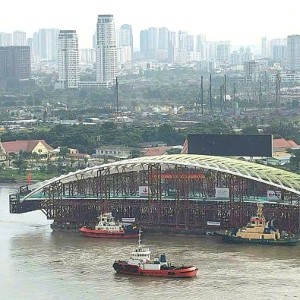 Sà lan lai dắt vòm sắt nhịp chính cầu đi bộ đã neo đậu tại Bến Bạch Đằng chiều 19/10/2026. Ảnh: Văn Quyết