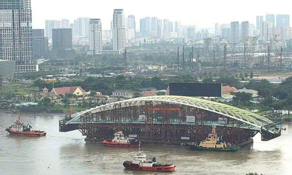 Lai dắt thành công vòm sắt nhịp chính cầu đi bộ về Bến Bạch Đằng, chuẩn bị cho hợp long ngày 21/10