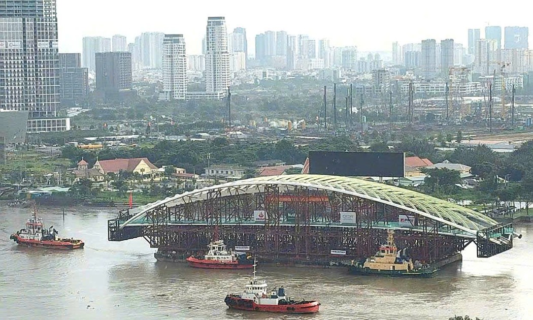Sà lan lai dắt vòm sắt nhịp chính cầu đi bộ đã neo đậu tại Bến Bạch Đằng chiều 19/10/2026. Ảnh: Văn Quyết