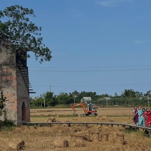 Khách du lịch trải nghiệm đồng quê ngoại ô thành phố Đà Nẵng. Ảnh: Ngô Anh Văn