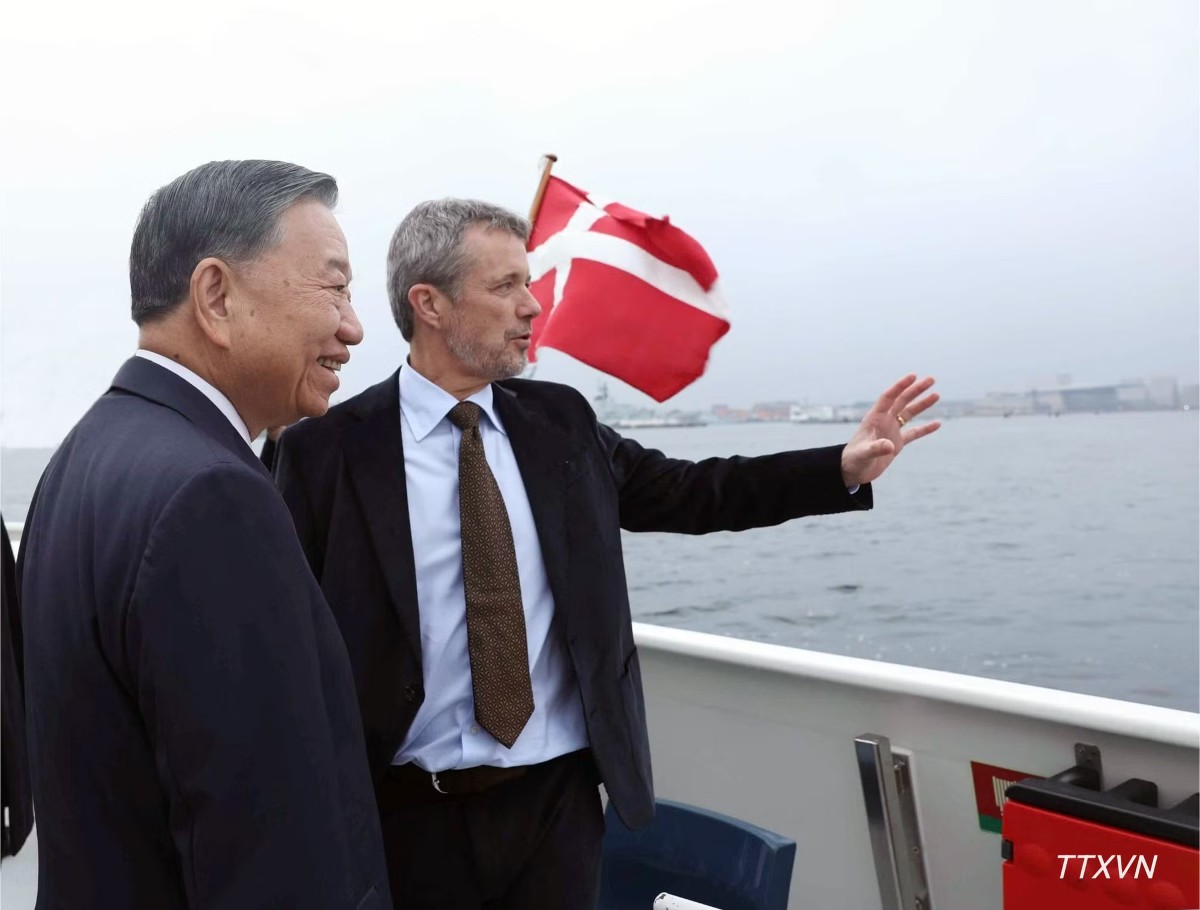 Nhà vua Đan Mạch Frederik X giới thiệu với Tổng Bí thư, Chủ tịch nước Tô Lâm về dự án đảo nhân tạo Lynetteholm trong hành trình trên tàu ra thăm đảo. Ảnh: TTXVN