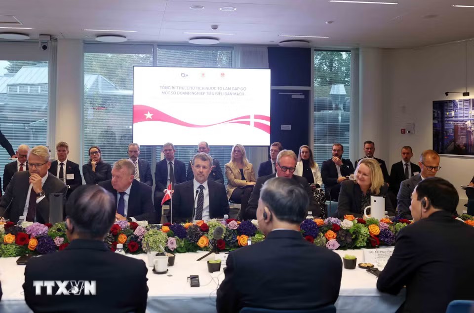 Tổng Bí thư, Chủ tịch nước Tô Lâm và Nhà Vua Đan Mạch Frederik X gặp gỡ lãnh đạo một số doanh nghiệp tiêu biểu của Đan Mạch. Ảnh: Thống Nhất/TTXVN