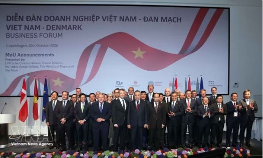 General Secretary of the Communist Party of Vietnam Central Committee and President To Lam, Danish King Frederik X and delegates at the Vietnam–Denmark Business Forum in Copenhagen on October 20. (Photo: VNA)
