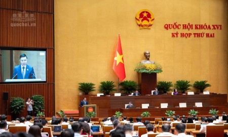 Quốc hội nghe Tờ trình và Báo cáo thẩm tra về Dự án Luật sửa đổi, bổ sung một số điều của Luật Điện lực.. Ảnh: quochoi.vn.
