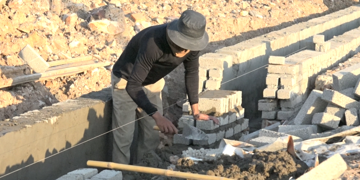 Công nhân tập trung thi công hệ thống cống thoát nước dọc tuyến đường. Ảnh: Nguyễn Thuấn