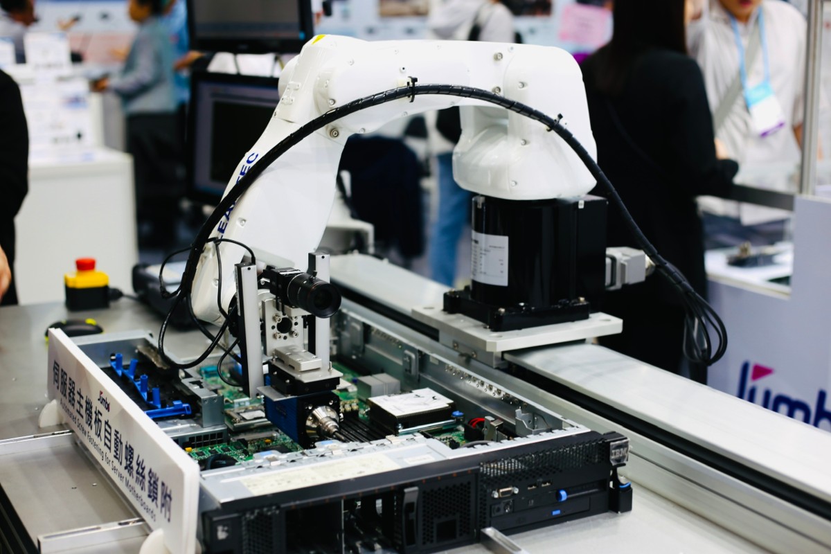 Một robot gắn linh kiện tại Triển lãm TAITRONICS & AIoT Taiwan 2026 - Ảnh: Bạch Dương.