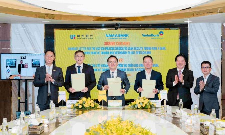 Lãnh đạo các bên ký kết Thư ủy nhiệm khoản vay hợp vốn quốc tế trị giá 100 triệu USD.