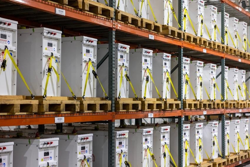 Khoảng 2.000 hệ thống lưu trữ năng lượng bằng pin đang được bổ sung mỗi tuần tại California. Ảnh: AP/Lauren Petracca