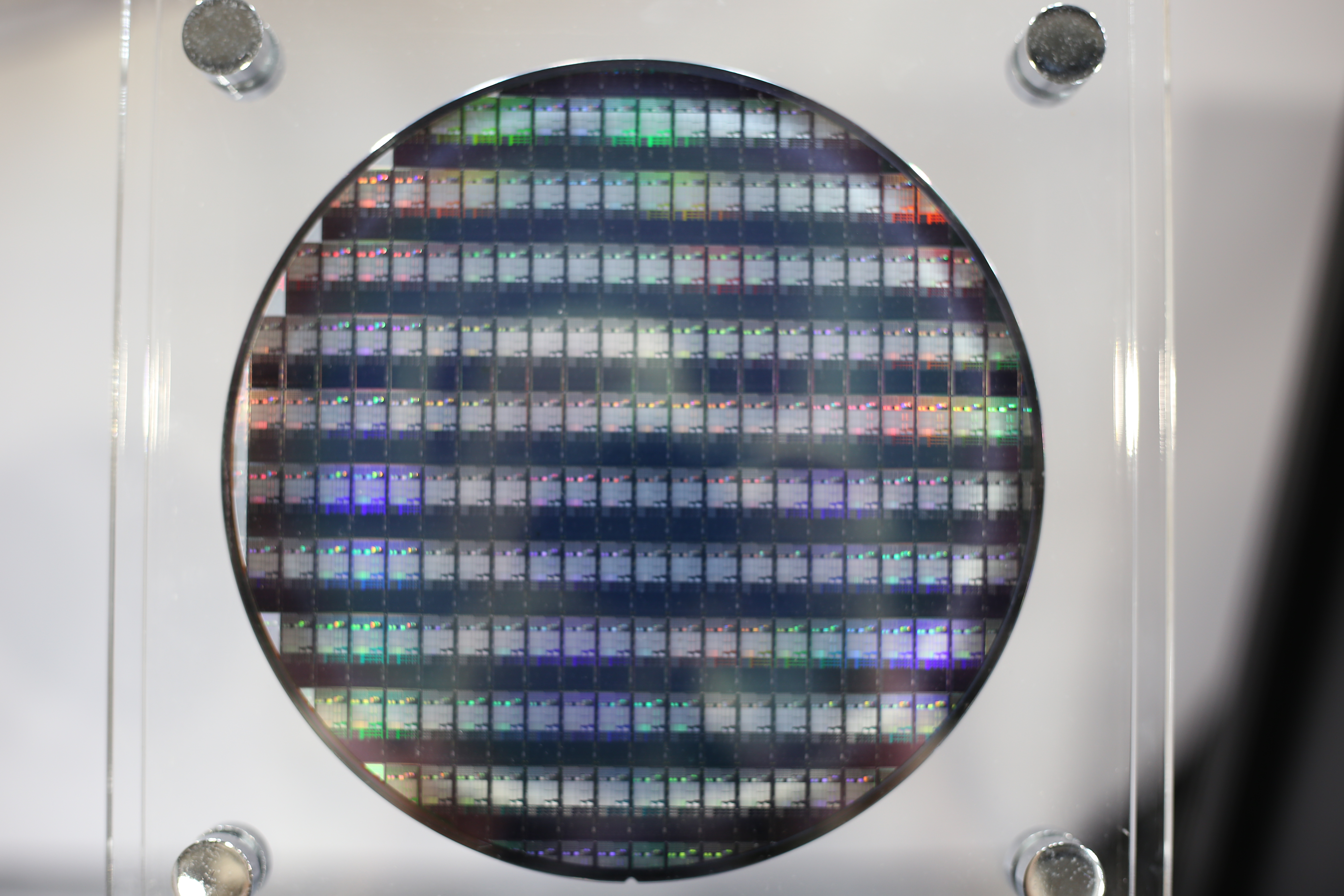 Wafer của một gian hàng triển lãm tại TAITRONICS & AIoT Taiwan 2026. Ảnh: Bạch Dương.