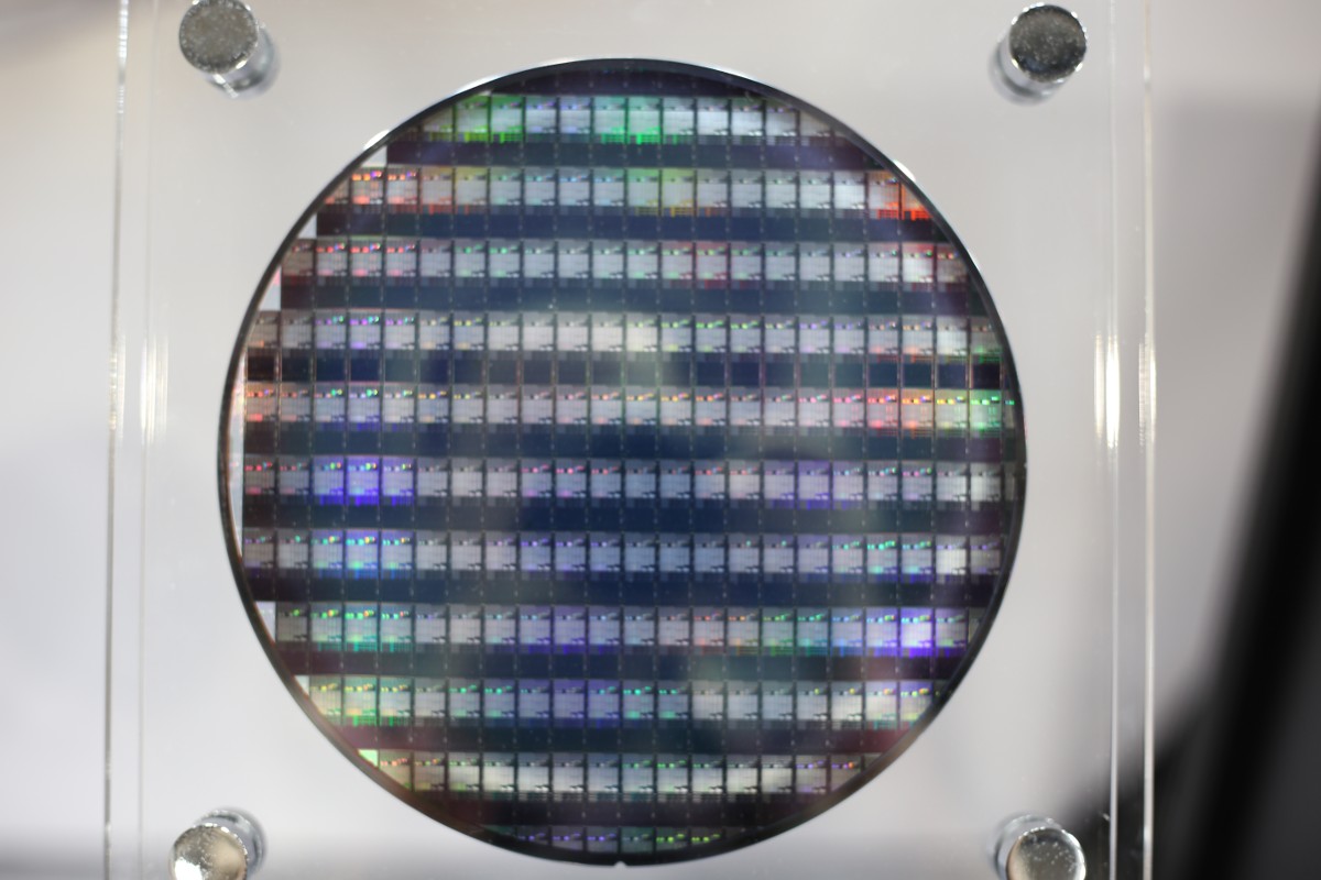 Wafer của một gian hàng triển lãm tại TAITRONICS & AIoT Taiwan 2026. Ảnh: Bạch Dương.