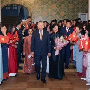 Tổng Bí thư, Chủ tịch nước Tô Lâm và Phu nhân Ngô Phương Ly dự buổi gặp gỡ cán bộ, nhân viên Đại sứ quán Việt Nam tại Đan Mạch và cộng đồng người Việt Nam tại Đan Mạch, Iceland và Nam Thụy Điển. Ảnh: Thống Nhất – TTXVN
