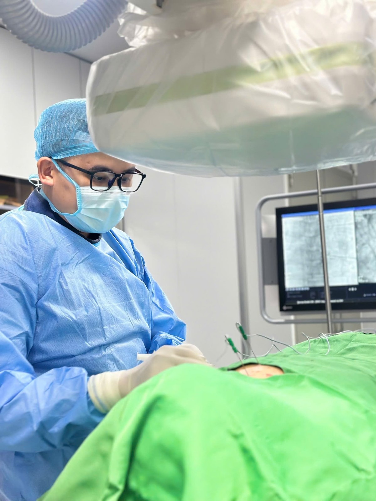 Đốt sóng cao tần xung (PRF) là kỹ thuật ít xâm lấn tác động chọn lọc lên hạch rễ sau của dây thần kinh chi phối vùng đau. Ảnh: Bệnh viện Bưu điện