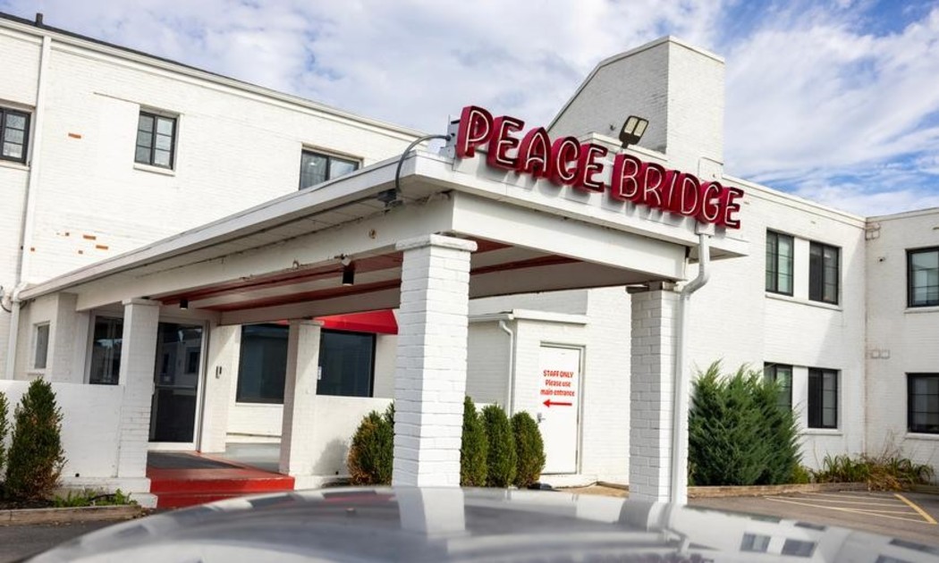 Biển hiệu tại khu căn hộ Peace Bridge Place ở Buffalo, bang New York, nơi lắp đặt hệ thống lưu trữ năng lượng bằng pin lithium-ion của Viridi. Ảnh: AP/Lauren Petracca