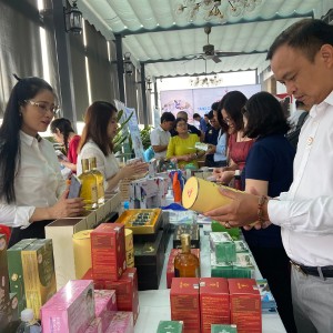 Phát triển thị trường đa kênh giúp doanh nghiệp gia tăng điểm chạm với khách hàng - Ảnh: Song Hà.