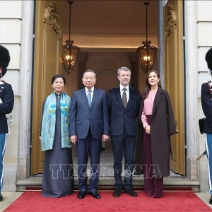 Tổng Bí thư, Chủ tịch nước Tô Lâm và Phu nhân Ngô Phương Ly cùng Nhà Vua Đan Mạch Frederik X và Hoàng hậu Mary chụp ảnh chung tại Lễ tiễn. Ảnh: Thống Nhất - TTXVN