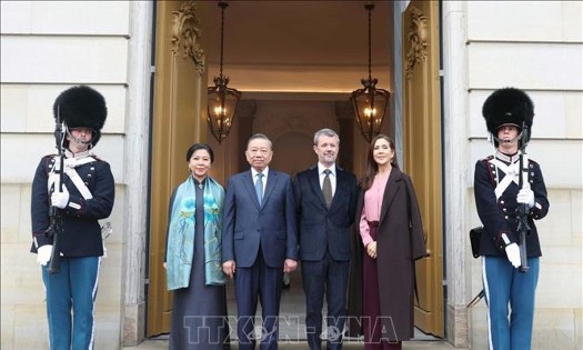 Tổng Bí thư, Chủ tịch nước Tô Lâm và Phu nhân Ngô Phương Ly cùng Nhà Vua Đan Mạch Frederik X và Hoàng hậu Mary chụp ảnh chung tại Lễ tiễn. Ảnh: Thống Nhất - TTXVN