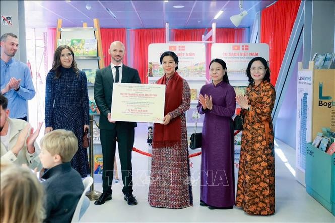 Bà Ngô Phương Ly, Phu nhân Tổng Bí thư, Chủ tịch nước trao tượng trưng “Tủ sách Việt Nam” tặng thư viện BIBLIOTEKET Rentemestervej. Ảnh: TTXVN