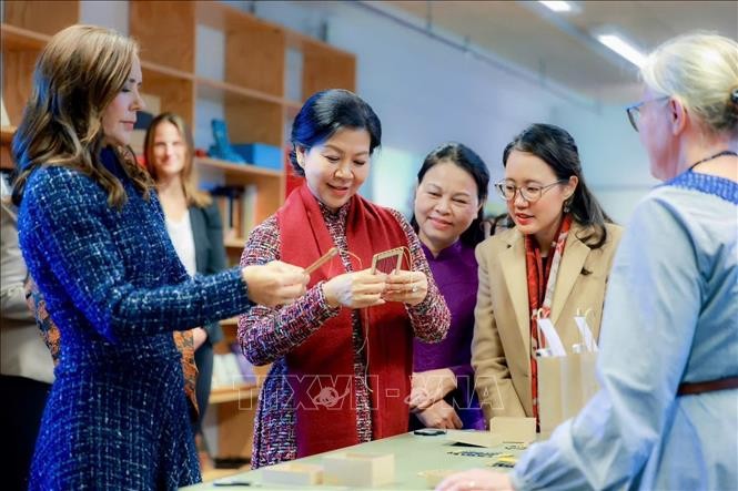 Bà Ngô Phương Ly, Phu nhân Tổng Bí thư, Chủ tịch nước và Hoàng hậu Mary tham quan BIBLIOTEKET Rentemestervej, một thư viện kiêm trung tâm văn hóa cộng đồng ở thủ đô Copenhagen. Ảnh: TTXVN