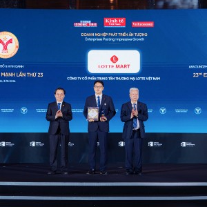 Ông Ma Jung Uk, Giám đốc Khối Chiến lược, đại diện LOTTE MART Việt Nam nhận danh hiệu