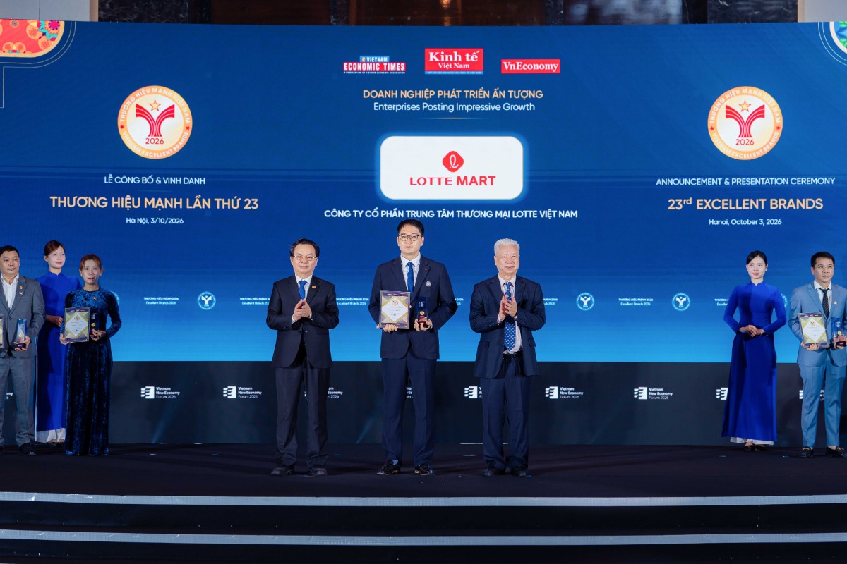 Ông Ma Jung Uk, Giám đốc Khối Chiến lược, đại diện LOTTE MART Việt Nam nhận danh hiệu "Doanh nghiệp Phát triển ấn tượng 2026".