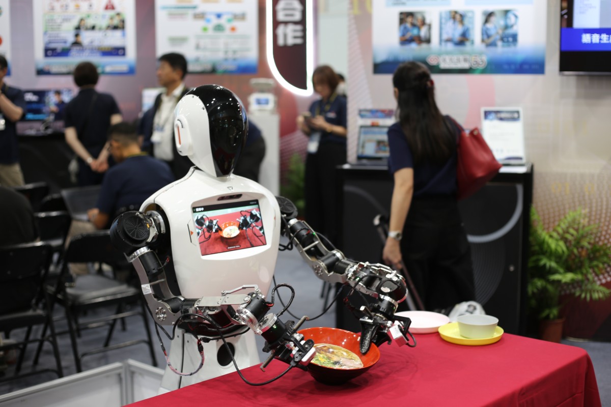 Robot dịch vụ của Yunqun Computer - Ảnh: Bạch Dương.