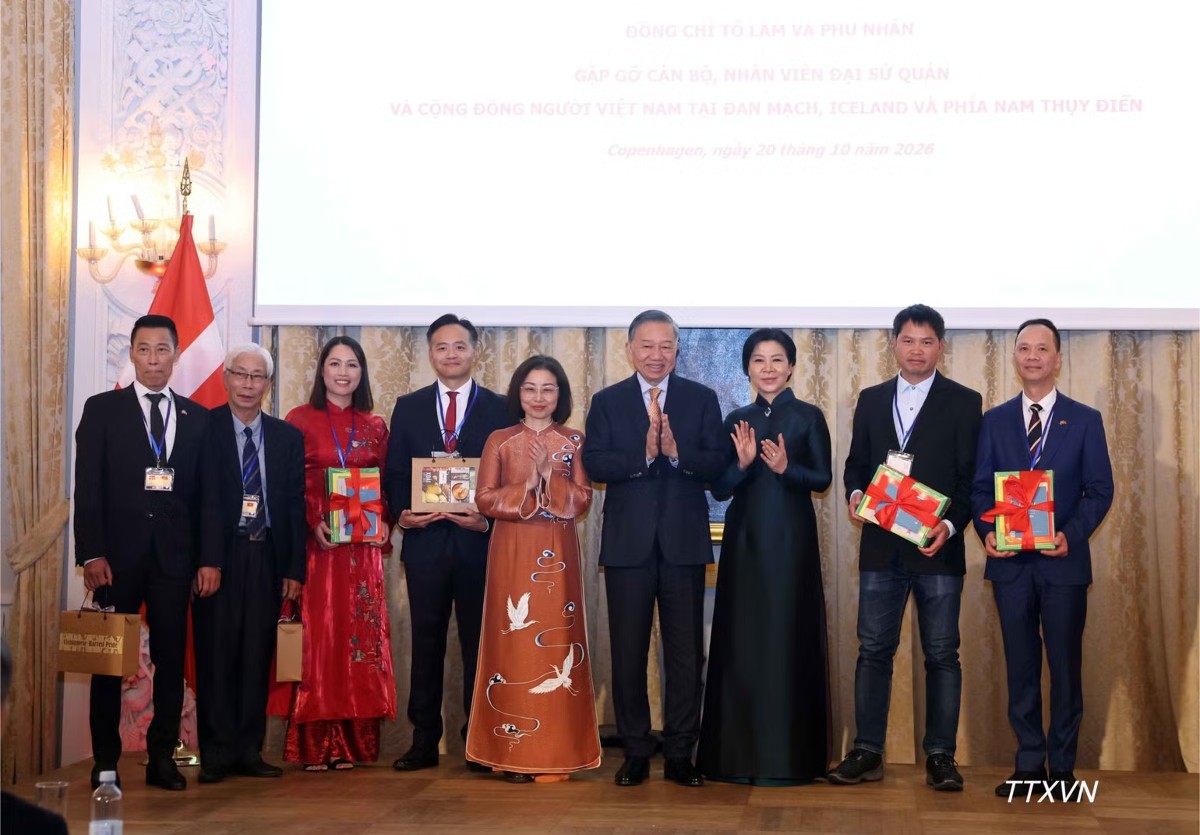 Tổng Bí thư, Chủ tịch nước Tô Lâm và Phu nhân Ngô Phương Ly tặng quà và sách tiếng Việt cho cộng đồng người Việt Nam. Ảnh: Thống Nhất – TTXVN