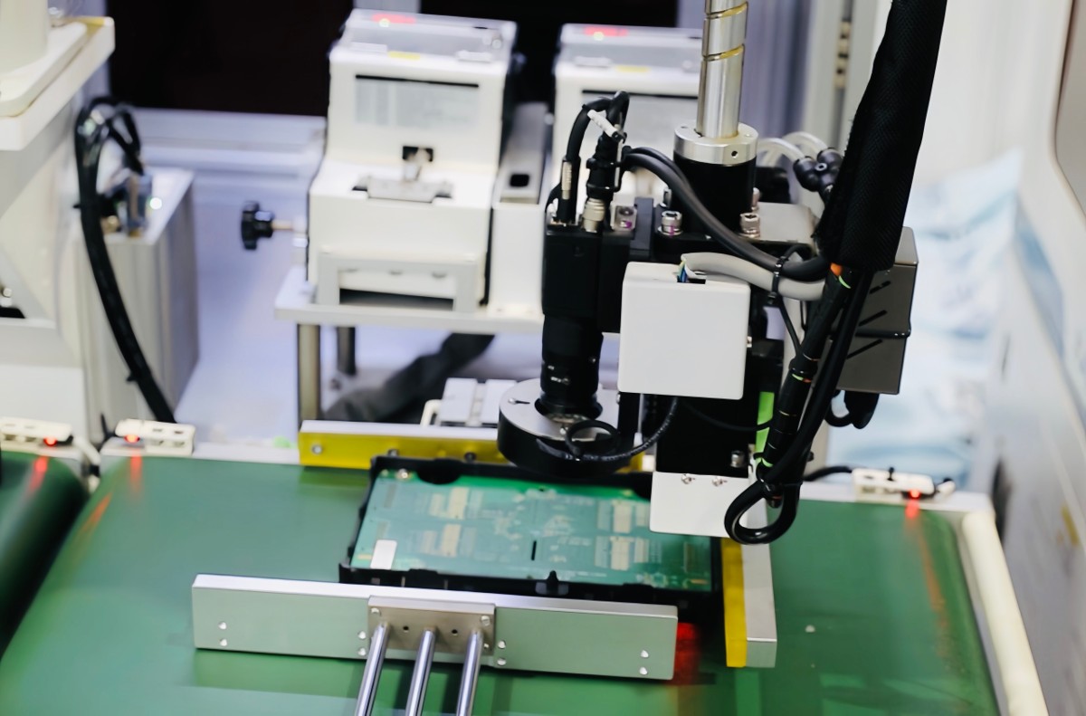 Đầu máy gắn linh kiện của nguyên mẫu cánh tay robot của công ty KAIHUI - Ảnh: Bạch Dương.