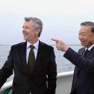 Tổng Bí thư, Chủ tịch nước Tô Lâm và Nhà vua Đan Mạch Frederik X trên tàu ra thăm đảo nhân tạo Lynetteholm. Ảnh: TTXVN