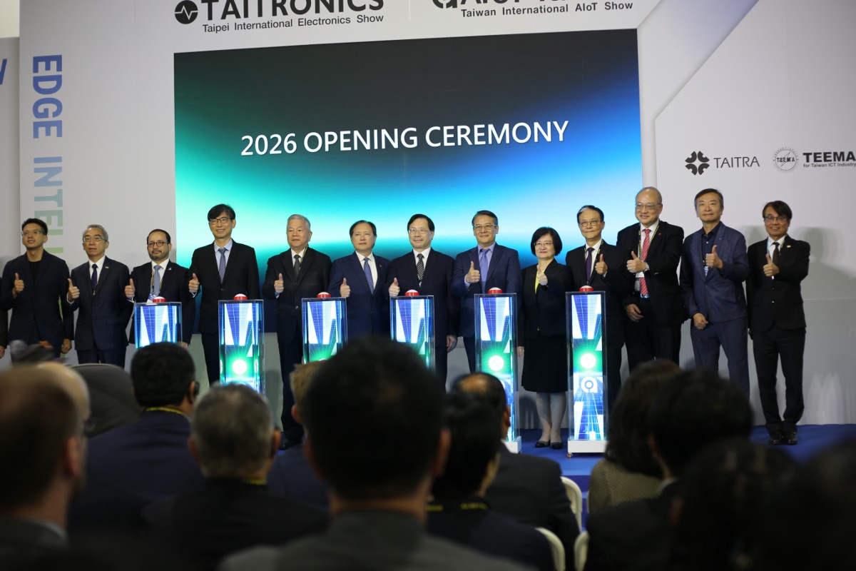 Ông Simon Wang, Chủ tịch kiêm Tổng giám đốc điều hành TAITRA (người thứ 6 từ trái sang), và Tiến sĩ Chuan-Neng Lin, Chủ tịch TEEMA (người thứ 7 từ trái sang) cùng các đại biểu thực hiện nghi thức khai mạc TAITRONICS & AIoT Taiwan 2026. Ảnh: Bạch Dương.