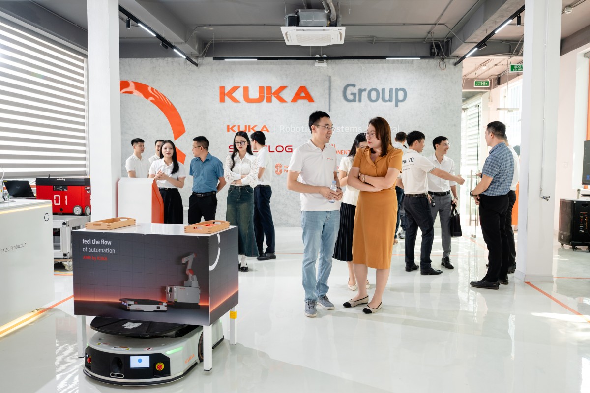 Khách tham quan được trực tiếp trải nghiệm công nghệ của KUKA.