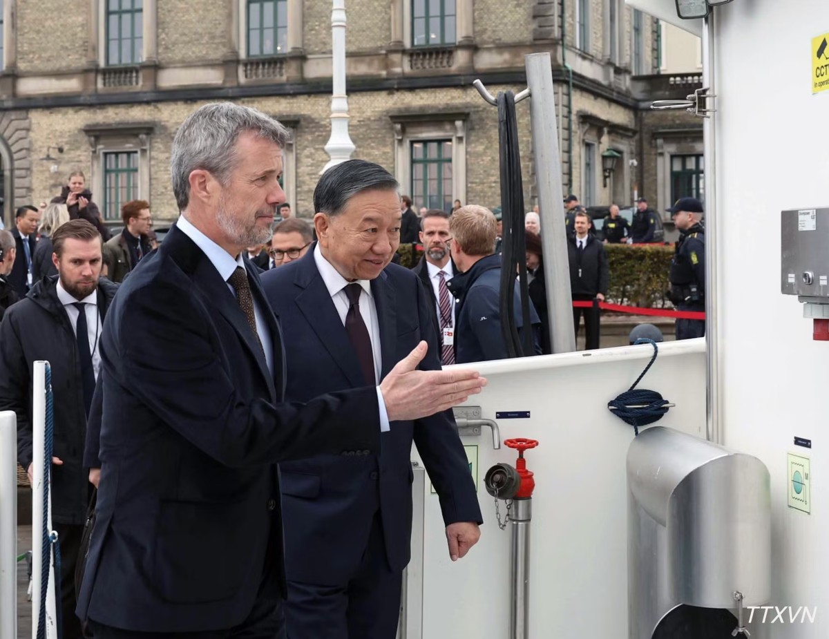Nhà vua Đan Mạch Frederik X mời Tổng Bí thư, Chủ tịch nước Tô Lâm lên tàu ra thăm đảo nhân tạo Lynetteholm đang trong quá trình xây dựng. Ảnh: TTXVN