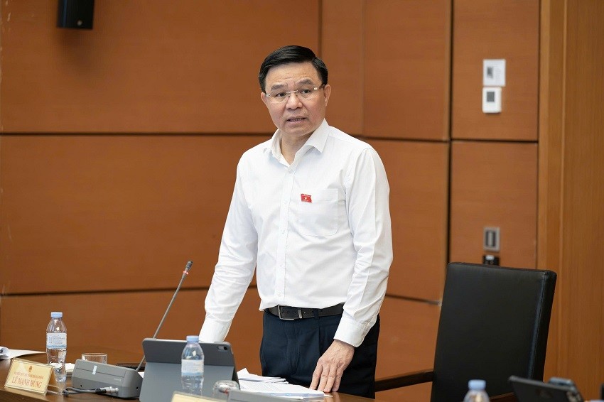 Bộ trưởng Lê Mạnh Hùng làm rõ một số nội dung quan trọng của Luật Điện lực sửa đổi. Ảnh: Tiến Tuấn/quochoi.vn.