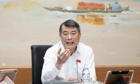 Thủ tướng Lê Minh Hưng nhấn mạnh quá trình sửa Luật Điện lực cần xem xét cơ chế chia sẻ rủi ro hợp lý để vừa tạo sức hút với các nhà đầu tư lớn, vừa bảo toàn lợi ích quốc gia. Ảnh: Tiến Tuấn/quochoi.vn.
