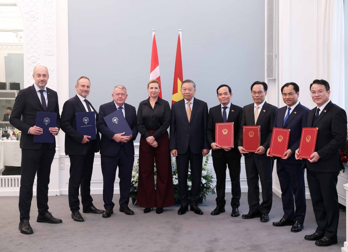 Tổng Bí thư, Chủ tịch nước Tô Lâm và Thủ tướng Đan Mạch Mette Frederiksen chứng kiến lễ trao các văn kiện hợp tác giữa các bộ, ngành, cơ quan và doanh nghiệp hai nước. Ảnh: TTXVN