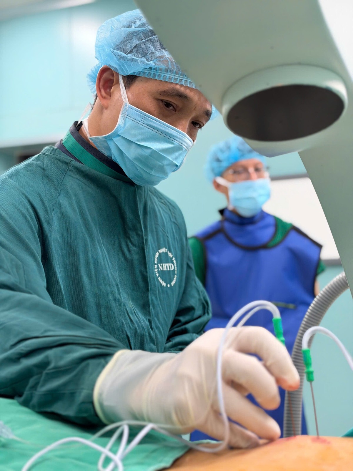 Đối với những người bệnh đau sau zona kéo dài, kỹ thuật sóng cao tần phong bế giảm đau cũng có thể được cân nhắc Ảnh: Bệnh viện Bệnh Nhiệt đới Trung ương