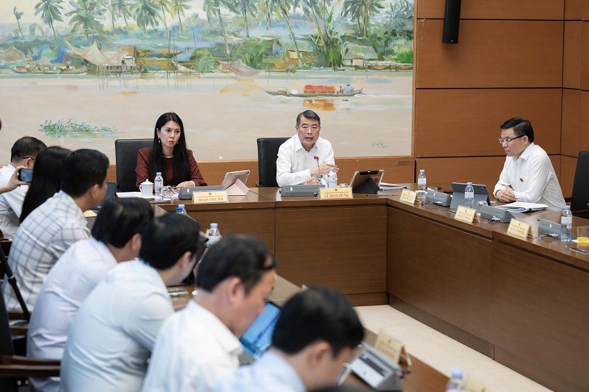 Thủ tướng Lê Minh Hưng nhấn mạnh việc sửa đổi Luật Điện lực phải tạo cơ sở pháp lý để huy động nguồn lực đầu tư, phát triển đồng bộ các nguồn điện và hệ thống truyền tải, đáp ứng yêu cầu phát triển trong dài hạn. Ảnh: Tiến Tuấn/quochoi.vn.