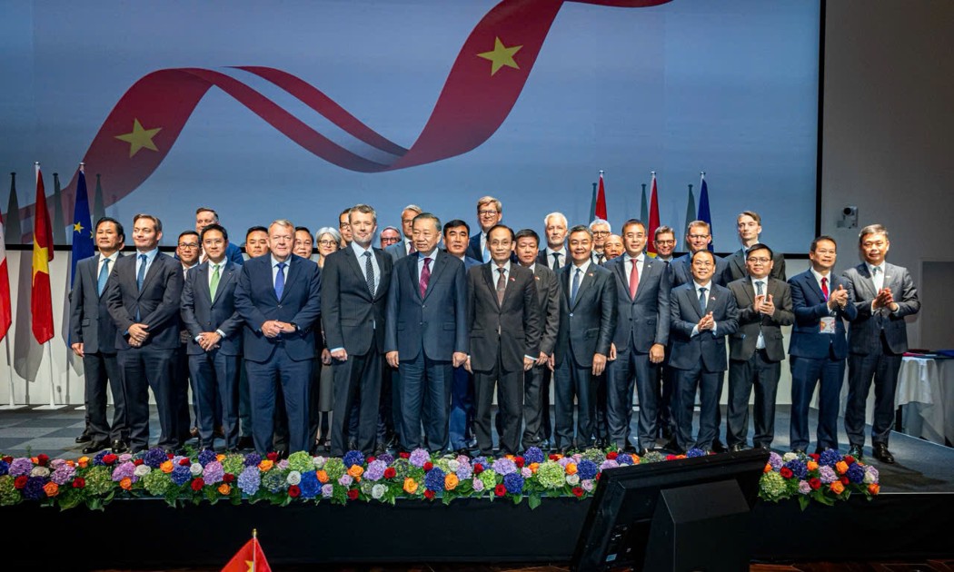 Tổng Bí thư, Chủ tịch nước Tô Lâm và Nhà Vua Đan Mạch Frederik X cùng các đại biểu và các doanh nghiệp hai nước. Ảnh: TTXVN.