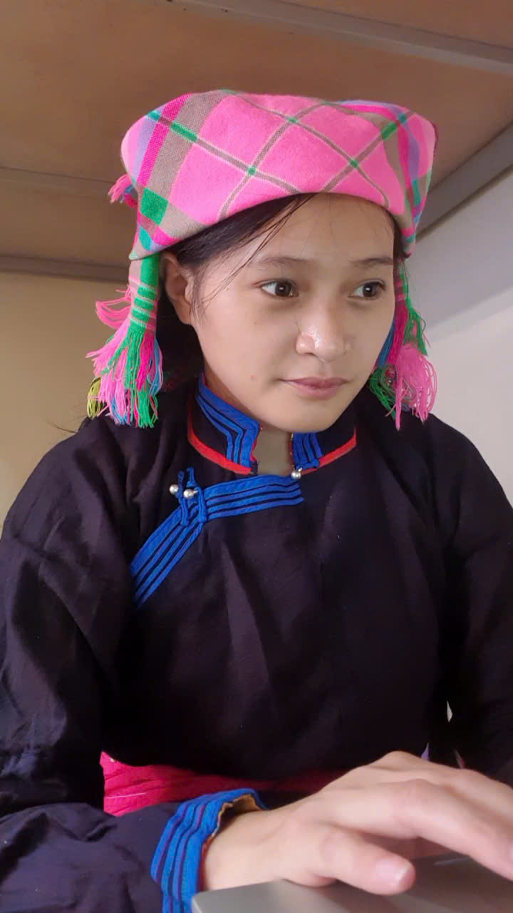 Mơi cho biết nhận thấy nhiều hộ kinh doanh đã bắt đầu tạo trang trên mạng xã hội nhưng chưa biết cách duy trì, cập nhật nội dung, đăng video hay phát triển trang để tiếp cận khách hàng, vì vậy, tôi&nbsp;muốn hỗ trợ họ làm những công việc này tốt hơn. Ảnh: NVCC