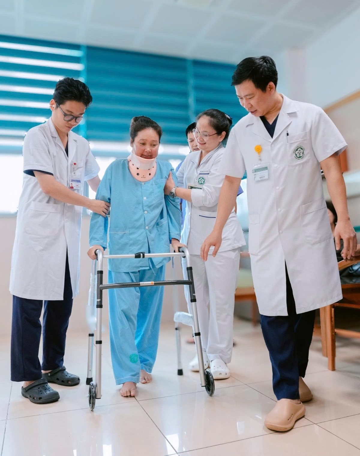 Bệnh nhân 39 tuổi, quốc tịch Lào bị liệt hoàn toàn 2 chân do khối u chèn ép được phẫu thuật thành công tại khoa Chấn thương chỉnh hình và Cột sống. Ảnh: Bệnh viện Bạch Mai