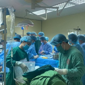 Các y bác sĩ thực hiện một ca ghép tạng. Ảnh: Bộ Y tế.
