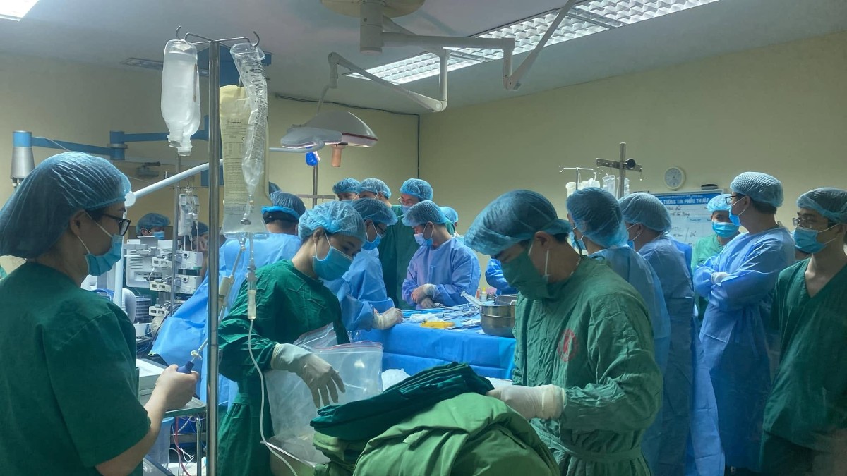 Các y bác sĩ thực hiện một ca ghép tạng. Ảnh: Bộ Y tế.