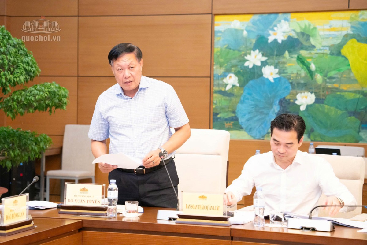 Thứ trưởng Bộ Y tế Đỗ Xuân Tuyên trình bày báo cáo giải trình, tiếp thu dự thảo Luật. Ảnh: Cổng thông tin điện tử Quốc hội.