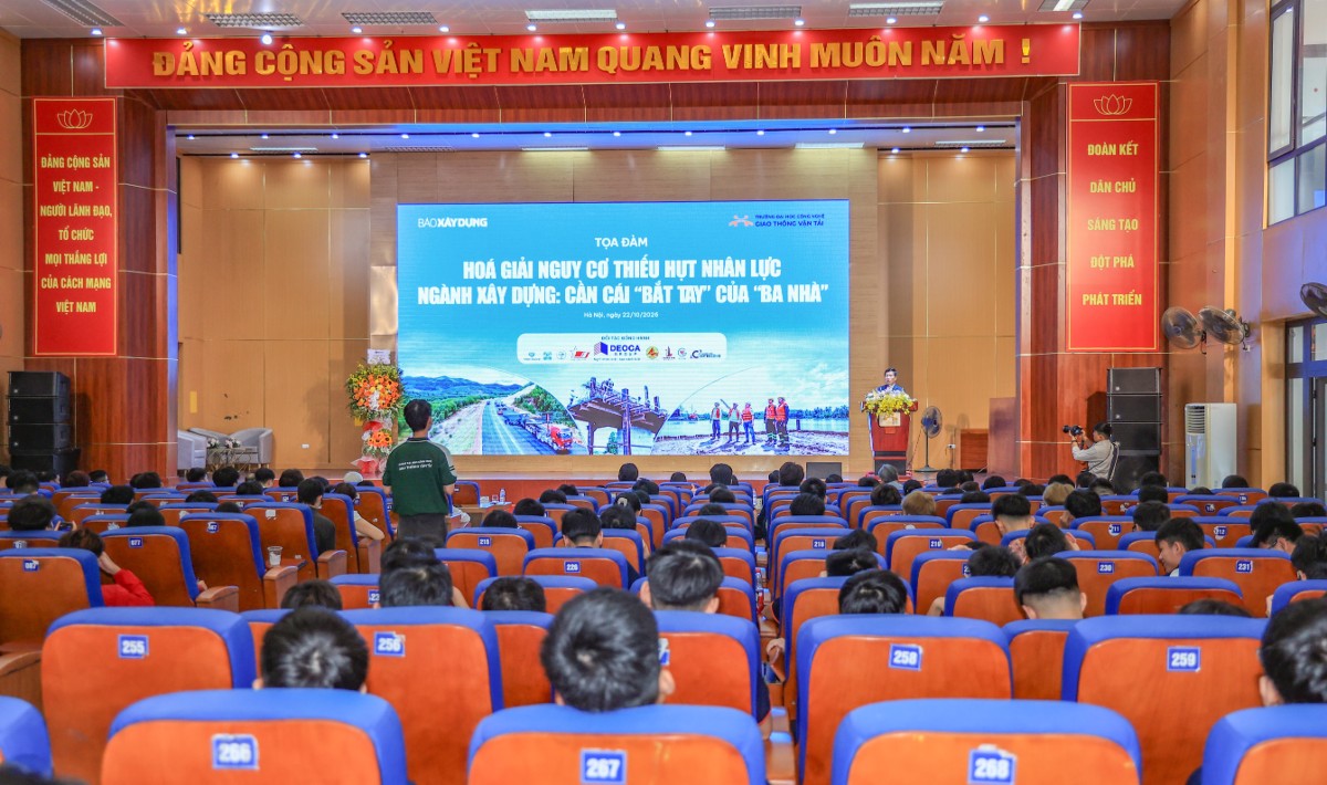 Quang cảnh tọa đàm “Hóa giải nguy cơ thiếu hụt nhân lực ngành Xây dựng: Cần cái ‘bắt tay’ của ‘ba nhà’”. Ảnh: Tạ Hải.