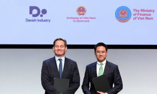 VinaCapital and A.P. Moller Capital representatives sign an MOU on October 20 in Copenhagen, Denmark. (Photo: VinaCapital)