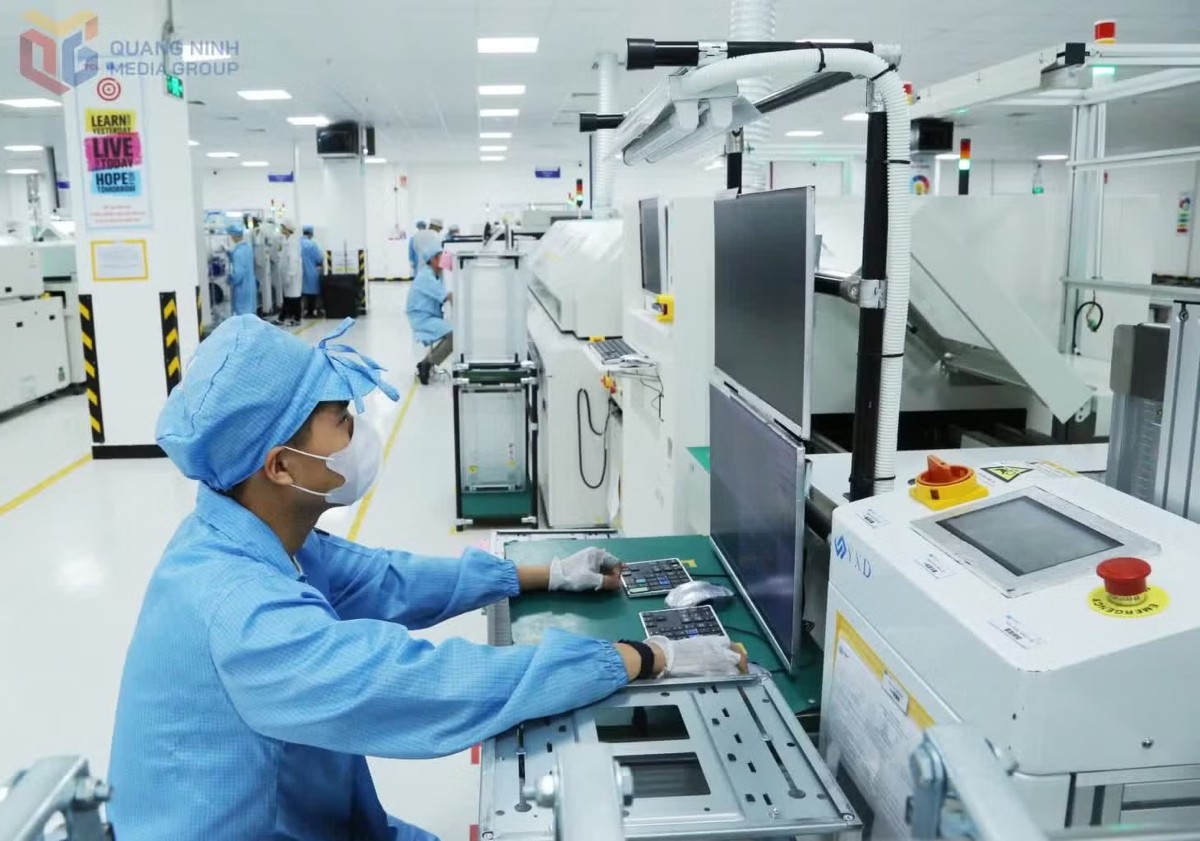 Công nhân vận hành dây chuyền sản xuất tại Công ty TNHH Kỹ thuật điện tử Tonly Việt Nam (KCN Đông Mai, Quảng Ninh). Ảnh: Quangninh.vn