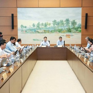 Thủ tướng nhấn mạnh yêu cầu phải cắt giảm các khâu trung gian làm đội giá thuốc, trang thiết bị y tế, không để những chi phí bất hợp lý trở thành gánh nặng đối với người bệnh, ngân sách và quỹ bảo hiểm y tế. Ảnh: chinhphu.vn/Nhật Bắc