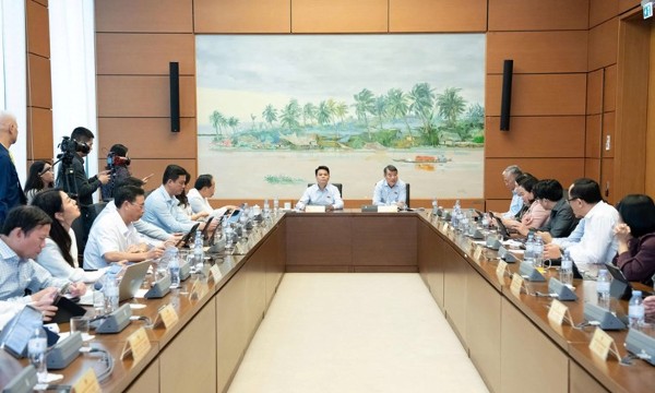 Thủ tướng Lê Minh Hưng: Cắt giảm khâu trung gian, đưa giá thuốc và thiết bị y tế về mức hợp lý
