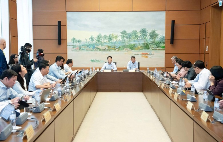 Thủ tướng nhấn mạnh yêu cầu phải cắt giảm các khâu trung gian làm đội giá thuốc, trang thiết bị y tế, không để những chi phí bất hợp lý trở thành gánh nặng đối với người bệnh, ngân sách và quỹ bảo hiểm y tế. Ảnh: chinhphu.vn/Nhật Bắc