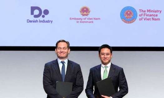 Đại diện VinaCapital và A.P. Moller Capital ký biên bản ghi nhớ (MOU) tại Copenhagen (Đan Mạch). Ảnh: VinaCapital.
