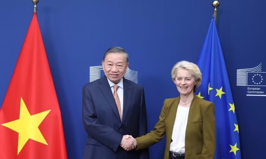 General Secretary of the Communist Party of Vietnam Central Committee and President To Lam (L) meets with President of the European Commission (EC) Ursula von der Leyen in Brussels on October 22. (Photo: VNA)